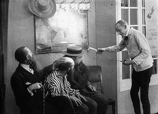 Karl Valentin (rechts) in "Die Mysterien eines Frisiersalons" (1922/23) Die Mysterien eines Frisiersalons, Quelle: FMM