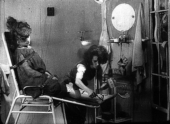 Annemarie Hase, Blandine Ebinger (v.l.n.r.) in "Die Mysterien eines Frisiersalons" (1922/23) Die Mysterien eines Frisiersalons, Quelle: FMM