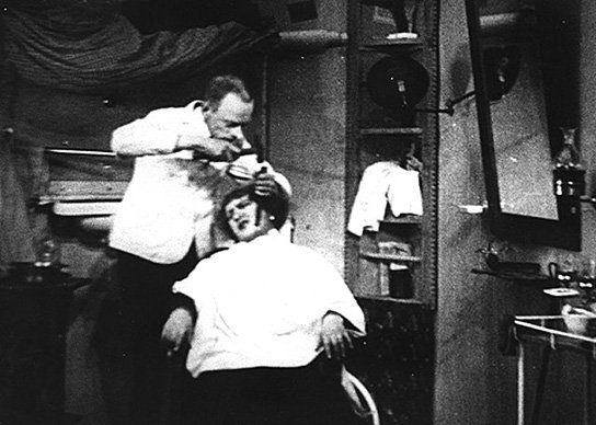 Karl Valentin, Liesl Karlstadt in "Die Mysterien eines Frisiersalons" (1922/23) Die Mysterien eines Frisiersalons, Quelle: BArch