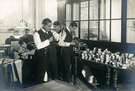 Ernst Lubitsch (2.v.l.) bei den Dreharbeiten zu "Das Weib des Pharao" (1921) Das Weib des Pharao