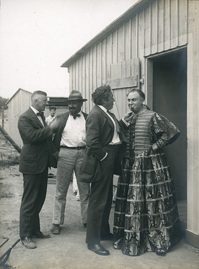 Paul Wegener (2.v.r.), Emil Jannings (rechts) vor der Garderobe bei den Dreharbeiten zu "Das Weib des Pharao" (1921) Das Weib des Pharao