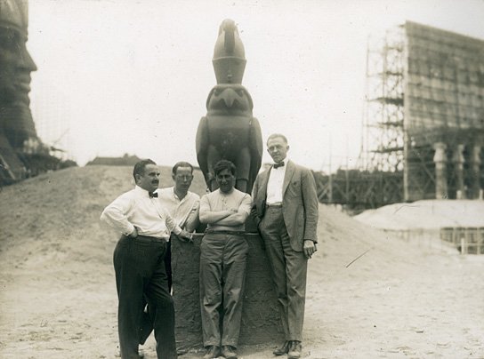 Paul Davidson, Theodor Sparkuhl, Ernst Lubitsch, Hanns Kräly (v.l.n.r.) bei den Dreharbeiten zu "Das Weib des Pharao" (1921) Das Weib des Pharao