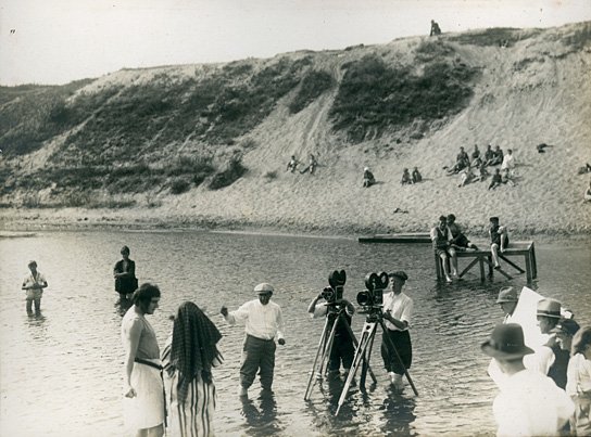 Harry Liedtke (3.v.l.), Dagny Servaes (4.v.l.), Ernst Lubitsch (5.v.l.) bei den Dreharbeiten zu "Das Weib des Pharao" (1921) Das Weib des Pharao