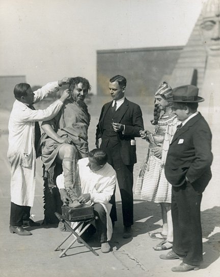 Emil Jannings (2.v.l.) bei den Dreharbeiten zu "Das Weib des Pharao" (1921) Das Weib des Pharao