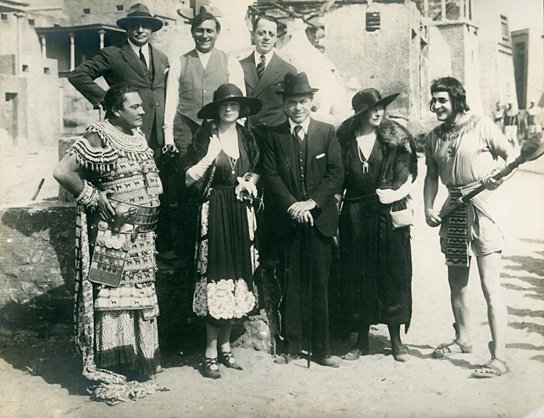 Ernst Lubitsch (hinten Mitte), Paul Wegener (links), Lord Beaverbrook (vorne Mitte), Lady Beaverbrook (2.v.r.), Harry Liedtke (rechts) bei den Dreharbeiten zu "Das Weib des Pharao" (1921) Das Weib des Pharao