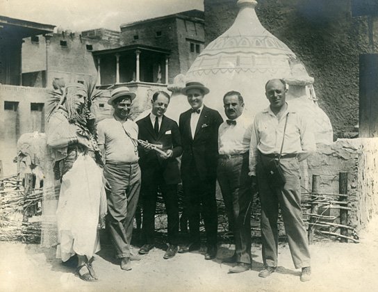 Friedrich Kühne (links), Ernst Lubitsch (2.v.l.), Mr. Rothacker (3.v.r.), Paul Davidson (2.v.r.), Ernst Stern (rechts) bei den Dreharbeiten zu "Das Weib des Pharao" (1921) Das Weib des Pharao