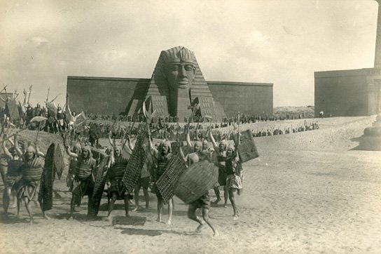Bei den Dreharbeiten zu "Das Weib des Pharao" (1921) Das Weib des Pharao