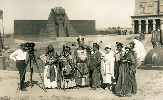 Theodor Sparkuhl, Friedrich Kühne, Paul Biensfeldt, Emil Jannings, Paul Davidson (1.-5.v.l.), Ernst Lubitsch (2.v.r.), Dagny Servaes (rechts) bei den Dreharbeiten zu "Das Weib des Pharao" (1921) Das Weib des Pharao