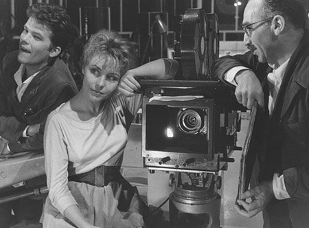 Zbigniew Cybulski, Sonja Ziemann, Aleksander Ford (v.l.n.r.) bei den Drehbarbeiten zu "Der achte Wochentag" (1957/58) Aleksander Ford