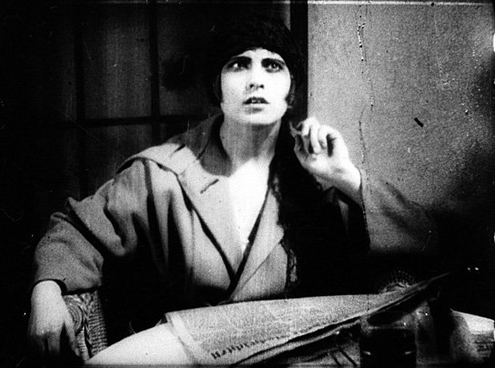 Carola Neher in "Die Mysterien eines Frisiersalons" (1922/23) Die Mysterien eines Frisiersalons, Quelle: FMM