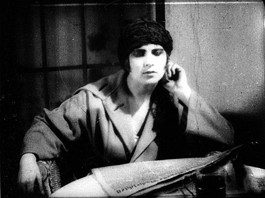 Carola Neher in "Die Mysterien eines Frisiersalons" (1922/23) Die Mysterien eines Frisiersalons, Quelle: FMM