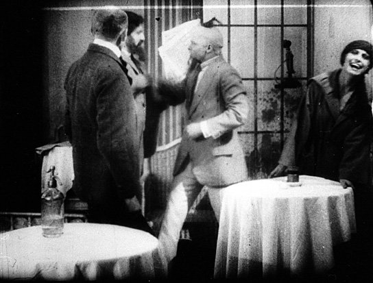 Otto Wernicke, Kurt Horwitz, Josef Eichheim, Carola Neher (v.l.n.r.) in "Die Mysterien eines Frisiersalons" (1922/23) Die Mysterien eines Frisiersalons, Quelle: FMM