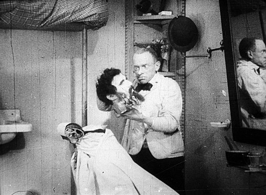 Karl Valentin in "Die Mysterien eines Frisiersalons" (1922/23) Die Mysterien eines Frisiersalons, Quelle: FMM