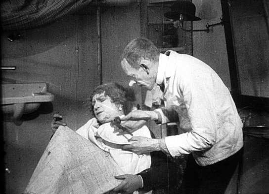 Liesl Karlstadt, Karl Valentin in "Die Mysterien eines Frisiersalons" (1922/23) Die Mysterien eines Frisiersalons, Quelle: FMM