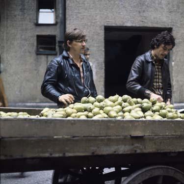 Rainer Werner Fassbinder, Harry Baer (v.l.n.r.) bei den Dreharbeiten zu "Händler der vier Jahreszeiten" (1971) Händler der vier Jahreszeiten, Quelle: Sammlung Peter Gauhe/DIF