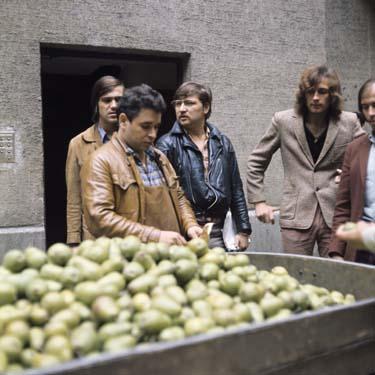 Christian Hohoff, Hans Hirschmüller, Rainer Werner Fassbinder (v.l.n.r.) bei den Dreharbeiten zu "Händler der vier Jahreszeiten" (1971) Händler der vier Jahreszeiten, Quelle: Sammlung Peter Gauhe/DIF