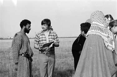 El Hedi ben Salem, Rainer Werner Fassbinder (v.l.n.r.) bei den Dreharbeiten zu "Händler der vier Jahreszeiten" (1971) Händler der vier Jahreszeiten, Quelle: Sammlung Peter Gauhe/DIF