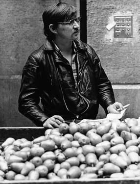Rainer Werner Fassbinder bei den Dreharbeiten Händler der vier Jahreszeiten