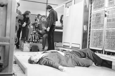 Adrian Hoven (vorne), Fred Ilgner (4.v.r.), Rainer Werner Fassbinder (3.v.r.), Michael Ballhaus (2.v.r.) (Dreharbeiten) Welt am Draht