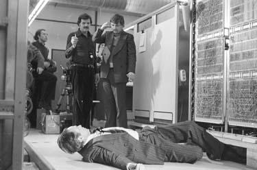 Adrian Hoven (vorne, liegend), Michael Ballhaus, Rainer Werner Fassbinder (Mitte, v.l.n.r.) (Dreharbeiten) Welt am Draht