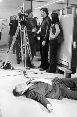 Adrian Hoven (vorne, liegend), Rainer Werner Fassbinder, Michael Ballhaus, Renate Leiffer (Mitte, v.l.n.r.) (Dreharbeiten) Welt am Draht