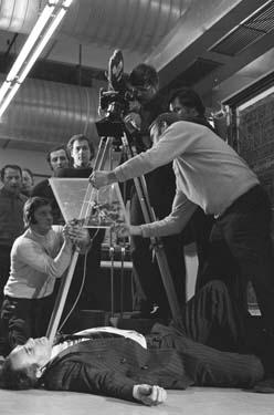Adrian Hoven (liegend), Rainer Werner Fassbinder (3.v.r.), Michael Ballhaus (2.v.r.), Ernst Küsters (1.v.r.) (Dreharbeiten) Welt am Draht