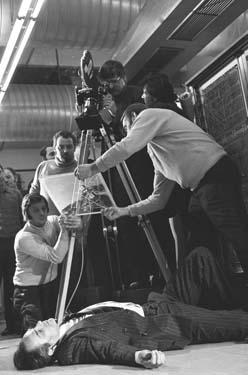 Adrian Hoven (liegend), Rainer Werner Fassbinder (3.v.r.), Michael Ballhaus (2.v.r.), Ernst Küsters (1.v.r.) (Dreharbeiten) Welt am Draht
