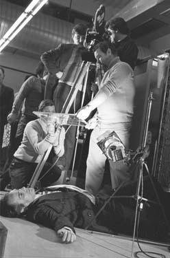 Adrian Hoven (liegend), Rainer Werner Fassbinder (3.v.r.), Michael Ballhaus (2.v.r., oben) (Dreharbeiten) Welt am Draht