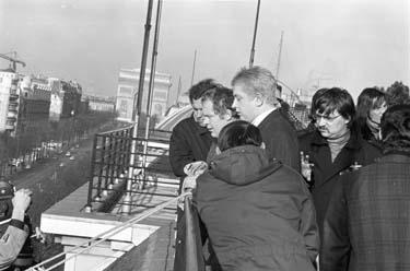Rudolf Waldemar Brem (6.v.r.), Peter Kern (4.v.r.), Rainer Werner Fassbinder (3.v.r.) (Dreharbeiten) Welt am Draht