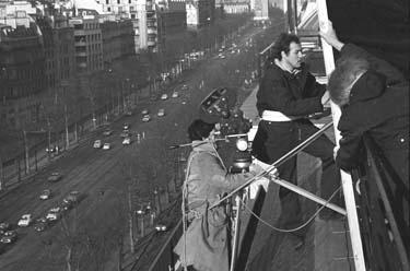 Michael Ballhaus (unten) bei den Dreharbeiten Welt am Draht