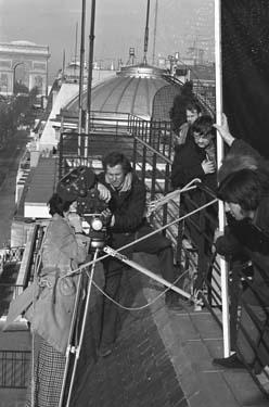 Michael Ballhaus (links), Ernst Küsters (4.v.r., hinten), Rainer Werner Fassbinder (3.v.r.) (Dreharbeiten) Welt am Draht