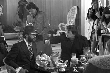 El Hedi Ben Salem (2.v.l.), Michael Ballhaus (3.v.l.), Rainer Werner Fassbinder (4.v.l.), Renate Leiffer, Klaus Löwitsch (rechts, vorne) (Dreharbeiten) Welt am Draht