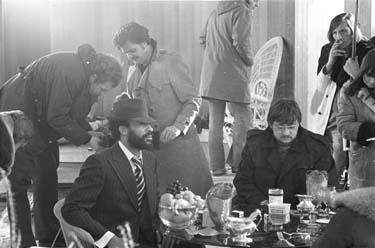 El Hedi Ben Salem (3.v.l.), Michael Ballhaus (4.v.l.), Rainer Werner Fassbinder (3.v.r.), Renate Leiffer (Dreharbeiten) Welt am Draht