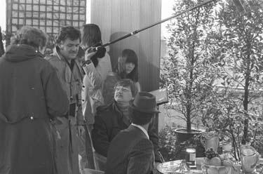 Michael Ballhaus (2.v.l.), Renate Leiffer, Rainer Werner Fassbinder (2.v.r.), El Hedi Ben Salem (rechts, vorne) (Dreharbeiten) Welt am Draht
