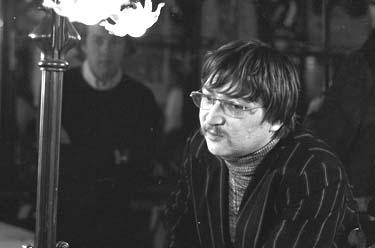 Rainer Werner Fassbinder bei den Dreharbeiten Welt am Draht