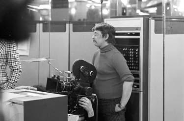 Rainer Werner Fassbinder (rechts) bei den Dreharbeiten Welt am Draht