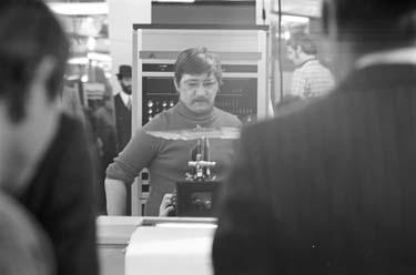 El Hedi Ben Salem (hinten, rechts), Rainer Werner Fassbinder (Mitte), Karl Heinz Vosgerau (hinten, links) (Dreharbeiten) Welt am Draht