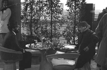 El Hedi Ben Salem, Rainer Werner Fassbinder (beide sitzend, v.l.n.r.) (Dreharbeiten) Welt am Draht