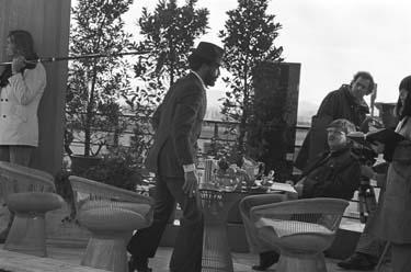El Hedi Ben Salem (2.v.l.), Rainer Werner Fassbinder (sitzend), Renate Leiffer (Dreharbeiten) Welt am Draht
