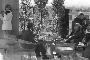 El Hedi Ben Salem (2.v.l.), Rainer Werner Fassbinder (3.v.l.), Michael Ballhaus (rechts), Renate Leiffer (Dreharbeiten) Welt am Draht