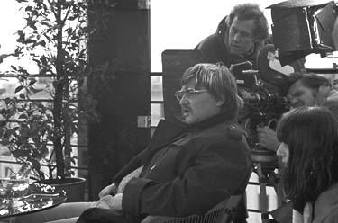 Rainer Werner Fassbinder (sitzend), Michael Ballhaus (rechts), Renate Leiffer (Dreharbeiten) Welt am Draht