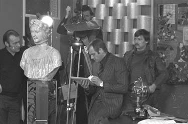 Ernst Küsters (1.v.l.), Michael Ballhaus (3.v.r., oben), Klaus Löwitsch (2.v.r.), Rainer Werner Fassbinder (1.v.r.) (Dreharbeiten) Welt am Draht