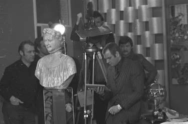 Ernst Küsters (1.v.l.), Michael Ballhaus (3.v.r., oben), Klaus Löwitsch (2.v.r.), Rainer Werner Fassbinder (1.v.r.) (Dreharbeiten) Welt am Draht