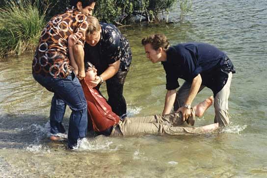Denis Moschitto, Axel Stein, Sebastian Kroehnert (liegend), Tim Egloff (v.l.n.r.) in "Schule" (2000) Schule; Quelle: Constantin, DIF