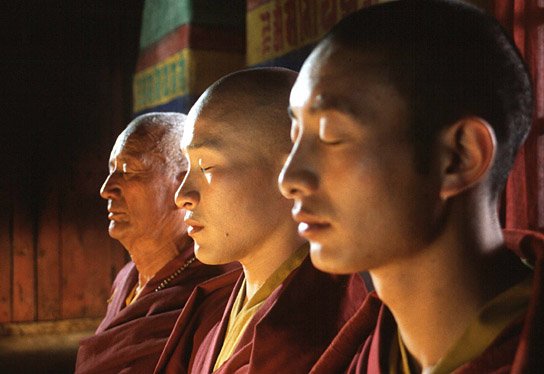 Sherab Sangey, Shawn Ku, Jamayang Jinpa (v.l.n.r.) in "Samsara" (2000/01) "Samsara", Quelle: Studiocanal, DIF, © Studiocanal