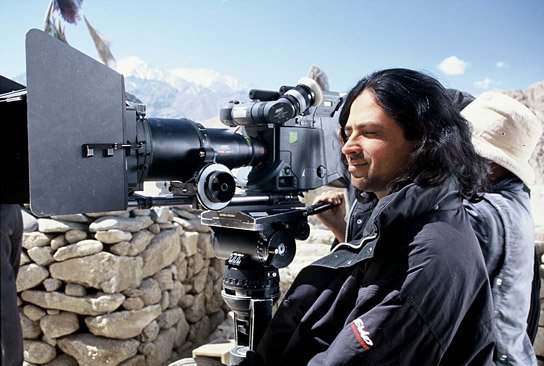 Pan Nalin bei den Dreharbeiten zu "Samsara" (2000/01) "Samsara", Quelle: Studiocanal, DIF, © Studiocanal