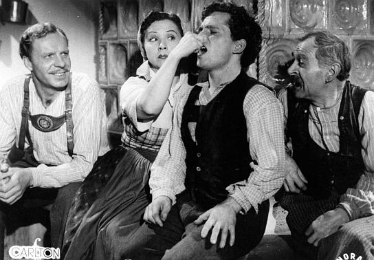 Beppo Brem (links), Lucie Englisch, Adrian Hoven (3.v.r.) in "So sind die Frauen" (1949/50) So sind die Frauen