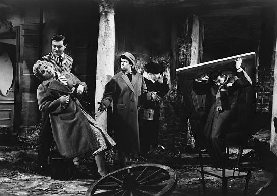Susanne Cramer (vorne links), Siegfried Breuer jr. (hinten links), Ruth Stephan (hinten 2.v.l.) in "Die gestohlene Hose" (1956) Die gestohlene Hose