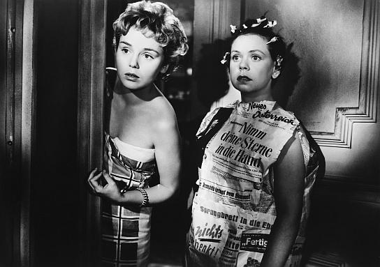 Susanne Cramer, Ruth Stephan (v.l.n.r.) in "Die gestohlene Hose" (1956) Die gestohlene Hose