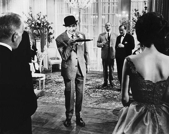 Robert Graf (Mitte), Ulrich Beiger (hinten links), Siegfried Lowitz (hinten rechts) in "Der Fälscher von London" (1961) Der Fälscher von London